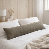 Coussin en velours Delfina olive 120x30 en situation