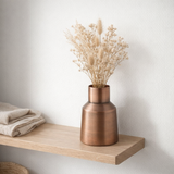Vase en cuivre finition antique en situation