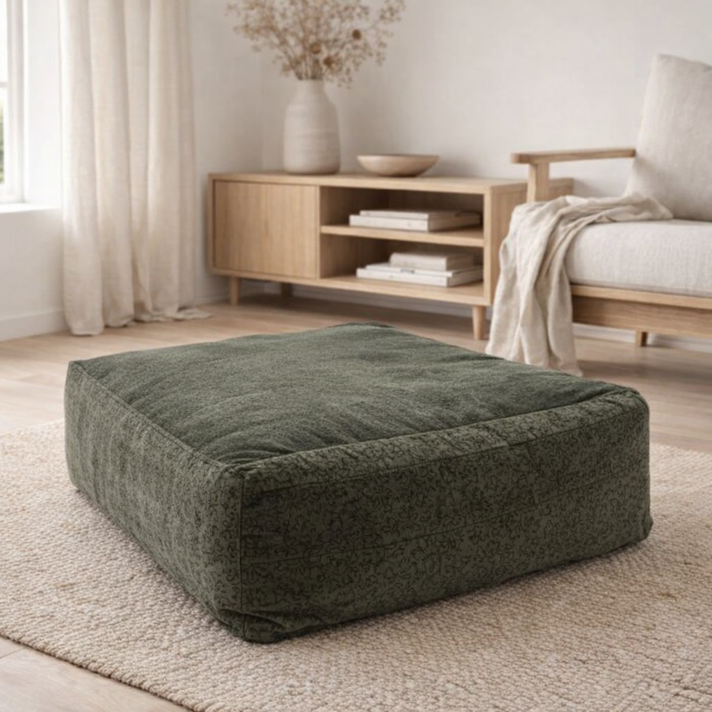 Coussin de sol en velours Violetta forêt foncée 65x65x25 en situation