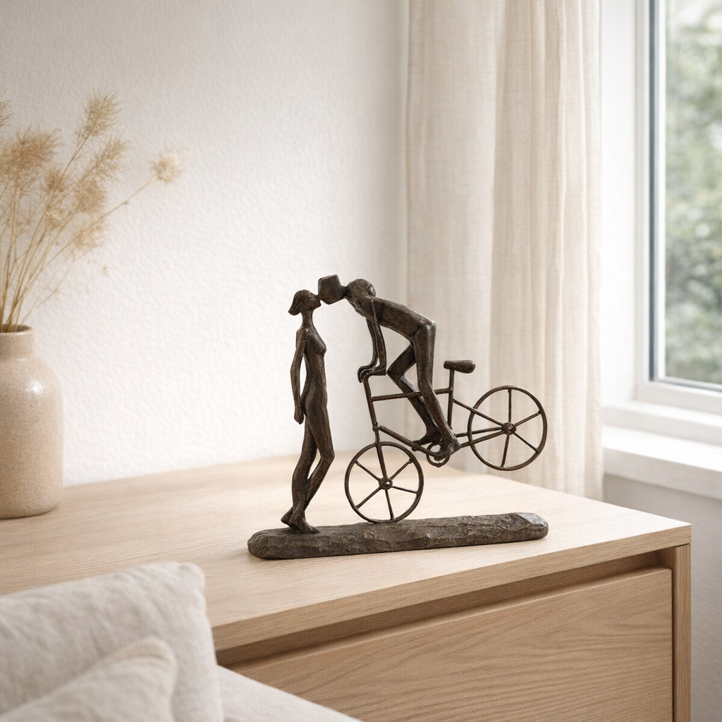 J-Line décoration Couple Kiss On Bicycle - polyrésine - marron - H 30,5 cm en situation