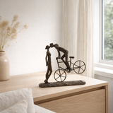 J-Line décoration Couple Kiss On Bicycle - polyrésine - marron - H 30,5 cm en situation