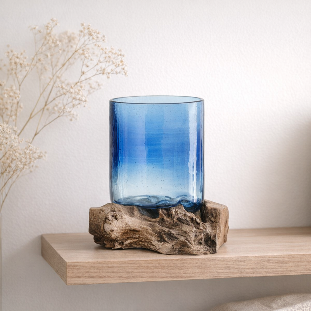 Vase J -line sur pied Felix - bois / verre - bleu - grand - Ø 13 cm en situation