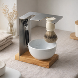 Tasse à raser en porcelaine blanche accompagnant le support pour blaireaux et rasoirs