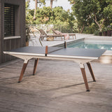 Table Origin Medium blanc stone foncé dans un jardin contemporain