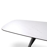 Table Tibet avec décor élégant en arrière-plan