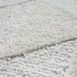 Tapis Bhoutan sur un parquet en bois, ajoutant chaleur à l'espace