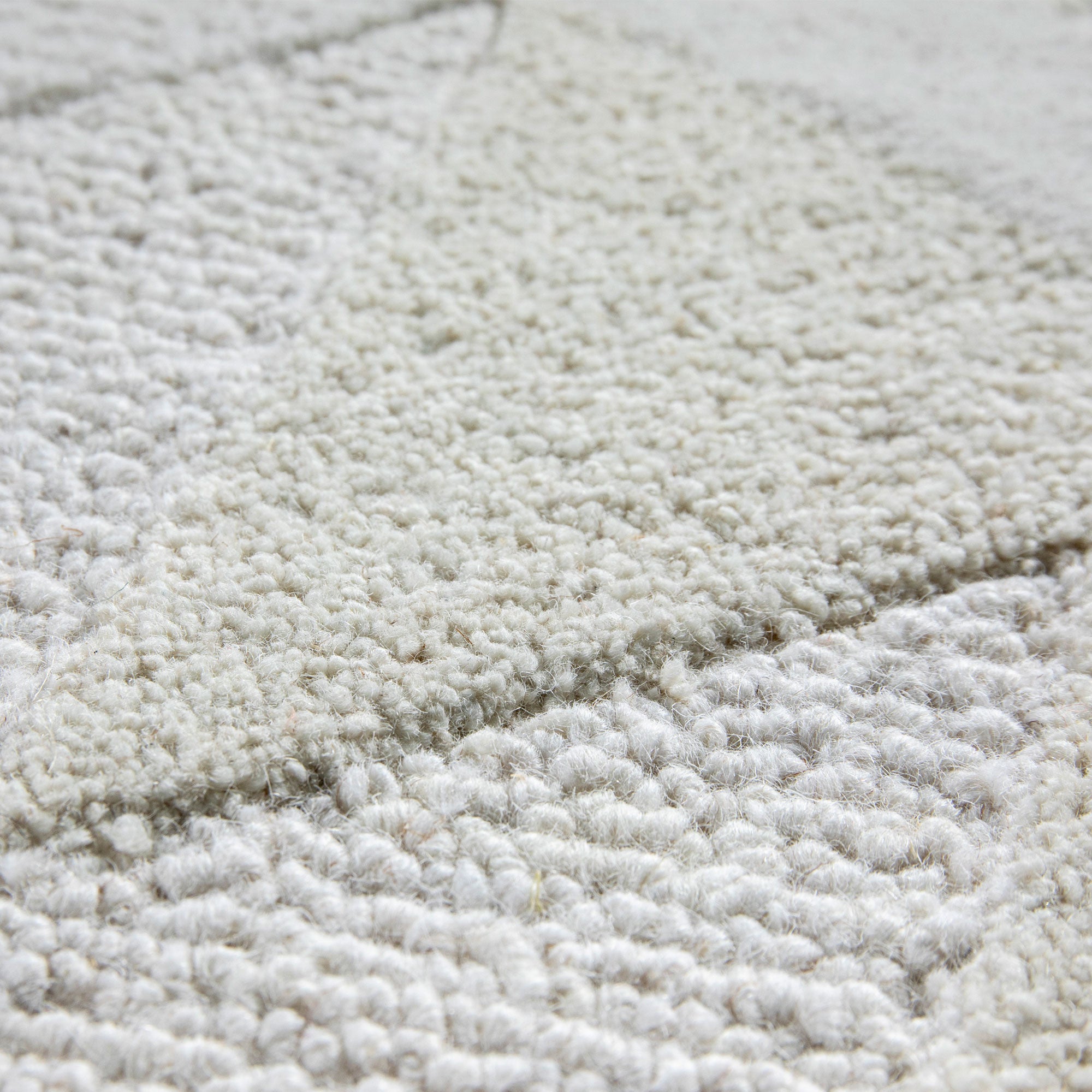 Tapis Bhoutan sur un parquet en bois, ajoutant chaleur à l'espace