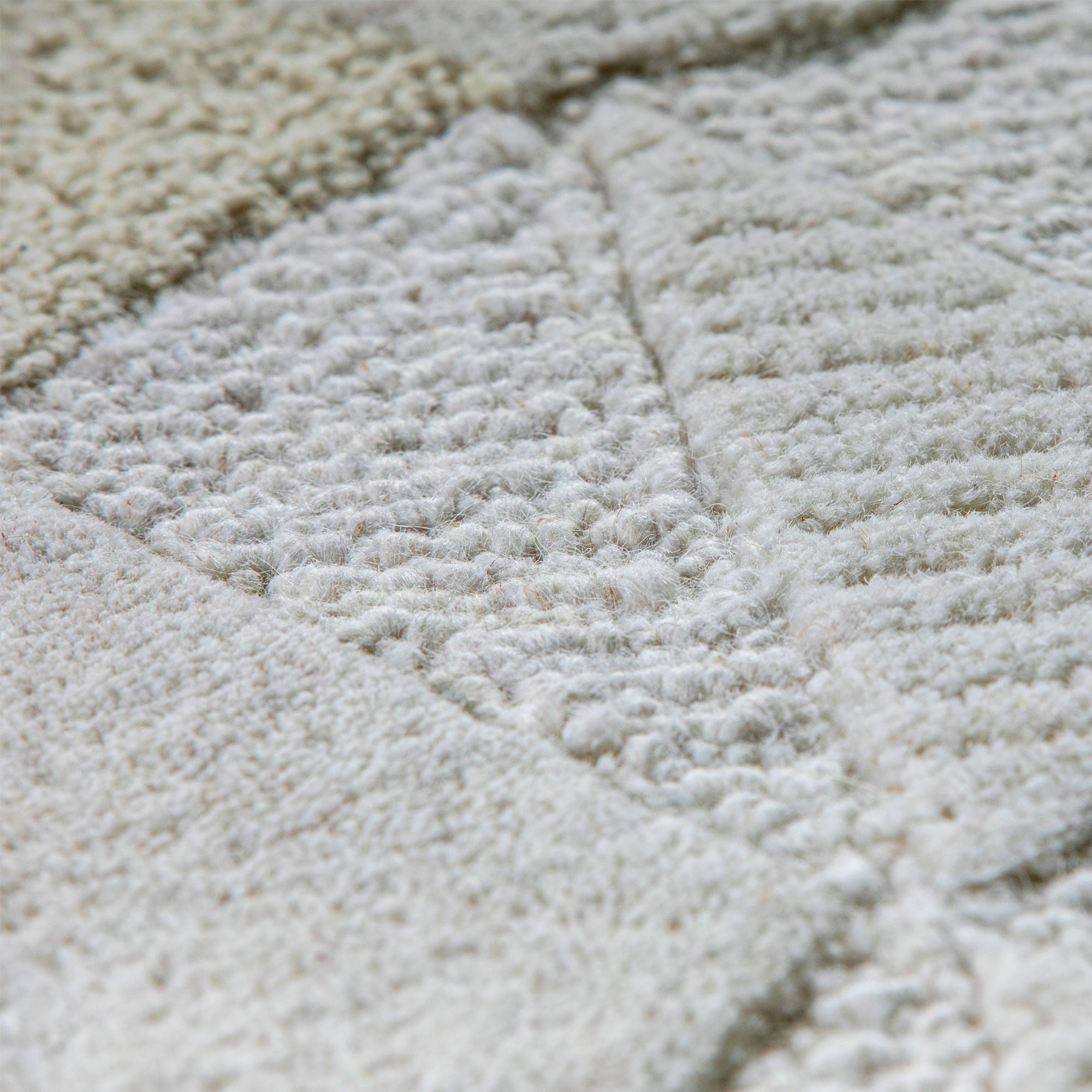 Tapis Bhoutan en laine écrue avec motifs graphiques raffinés