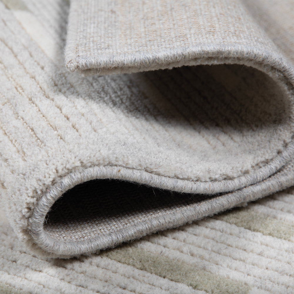 Tapis Stabio dans un salon moderne avec mobilier en bois clair