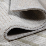 Tapis Stabio dans un salon moderne avec mobilier en bois clair