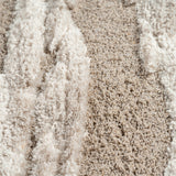 Tapis Riga sur un sol en céramique, style contemporain